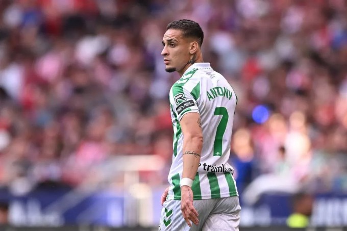 0_GettyImages-2215916405